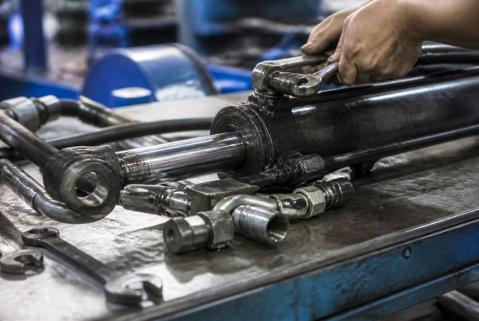 Hydraulikslanger og fittings på arbejdsbænk