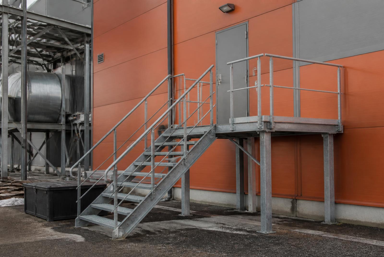 Kran og løftegrej i en produktionshal
